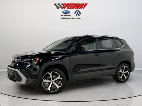 Certified 2025 Volkswagen Taos SEL image 3