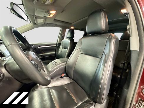 Used 2016 Toyota Highlander XLE w/ Four Season Floor Mat Package AWD/4WD image 23