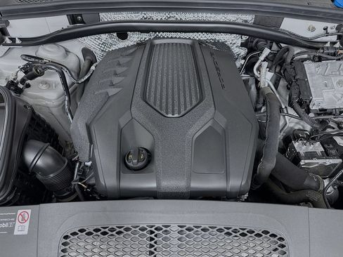 Certified 2025 Porsche Macan AWD/4WD image 32