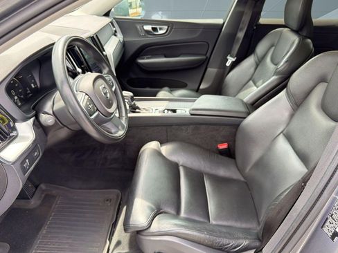 Used 2019 Volvo XC60 T5 Momentum w/ Premium Package FWD image 5