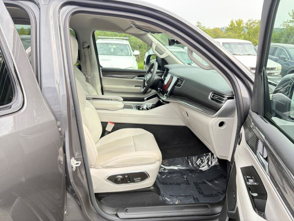 Used 2022 Jeep Wagoneer Series II AWD/4WD image 28