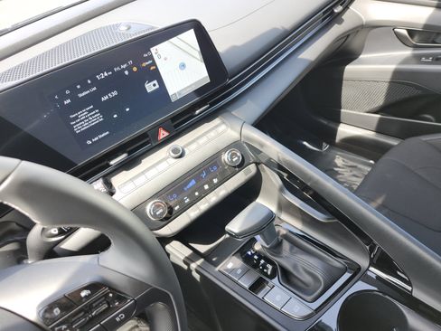 Used 2025 Hyundai Elantra SEL image 28