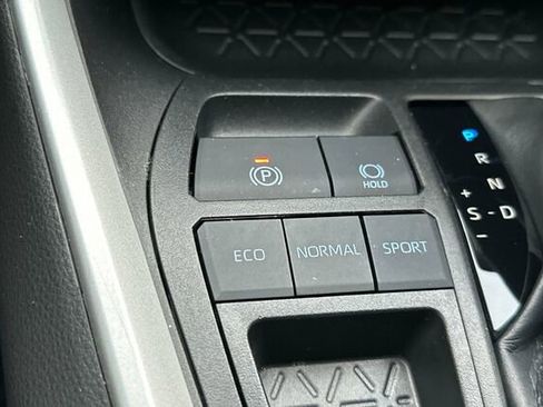 Used 2022 Toyota RAV4 XLE image 40