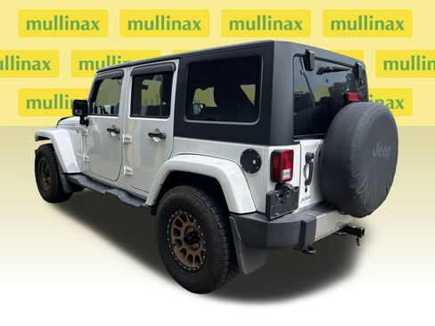 Used 2018 Jeep Wrangler Unlimited Sahara w/ Connectivity Group AWD/4WD image 3