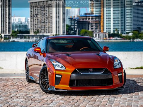 Used 2017 Nissan GT-R Premium w/ Premium Interior Package image 2