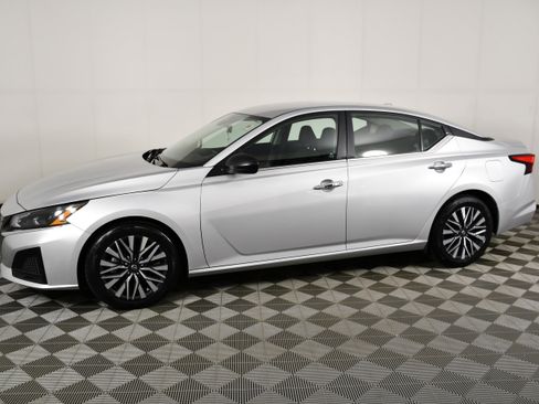 Used 2024 Nissan Altima 2.5 SV FWD image 9