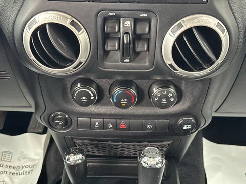 Used 2018 Jeep Wrangler Unlimited Sahara w/ Connectivity Group AWD/4WD image 22