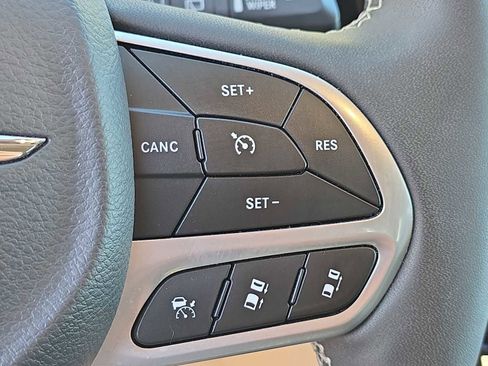 Certified 2024 Chrysler Pacifica Touring-L image 28