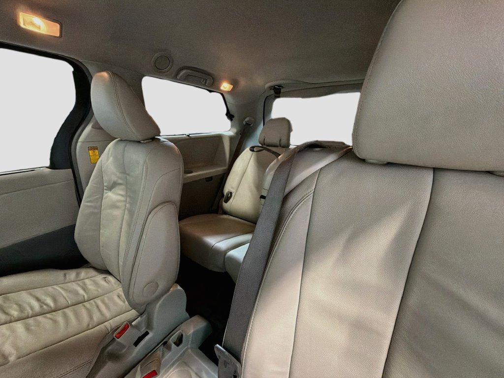 Used 2014 Toyota Sienna XLE FWD image 21