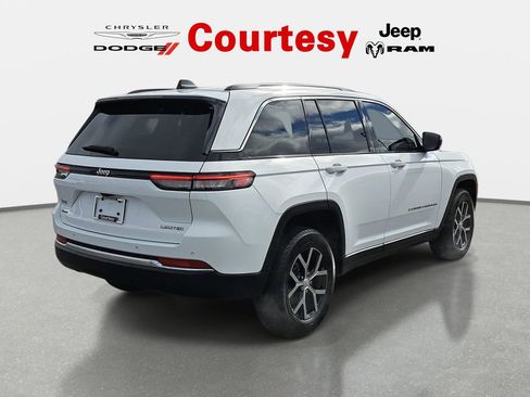 Certified 2023 Jeep Grand Cherokee Limited w/ Trailer Tow Prep Group (B) image 9