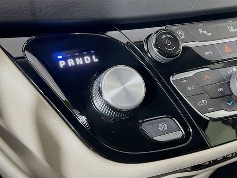 Used 2023 Chrysler Pacifica Touring-L FWD image 15