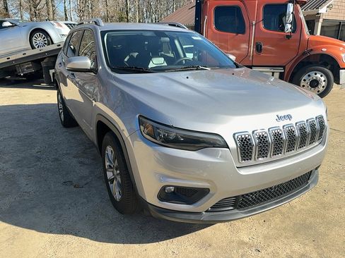 Used 2020 Jeep Cherokee Latitude Plus image 3