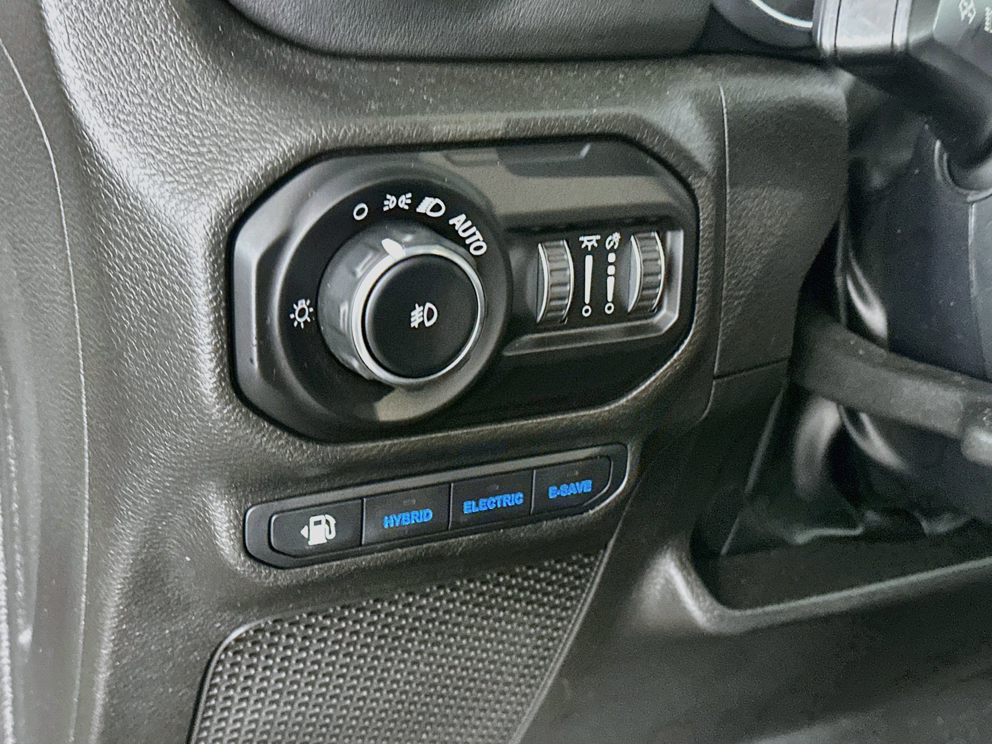 Used 2022 Jeep Wrangler Unlimited Sahara w/ Cold Weather Group AWD/4WD image 17