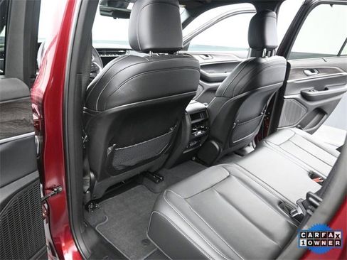 Used 2025 Jeep Grand Cherokee Limited w/ Luxury Tech Group II image 25