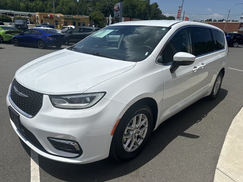 Used 2023 Chrysler Pacifica Touring-L FWD image 4