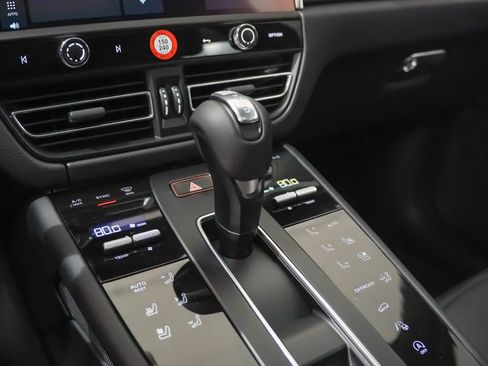 Used 2026 Porsche Macan AWD/4WD image 22