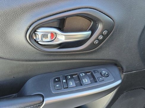 Used 2022 Jeep Cherokee Limited AWD/4WD image 33