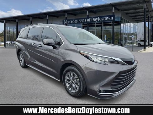 Used 2023 Toyota Sienna XLE image 1