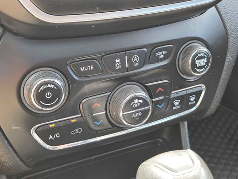 Used 2019 Jeep Cherokee Trailhawk w/ Comfort/Convenience Group AWD/4WD image 33