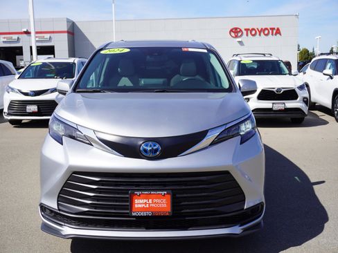 Used 2024 Toyota Sienna LE w/ LE Plus Package image 6