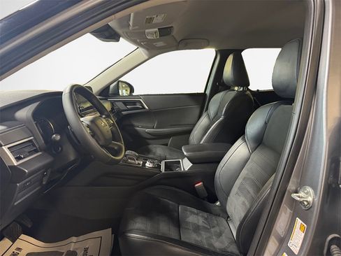 Used 2022 Mitsubishi Outlander SE image 12