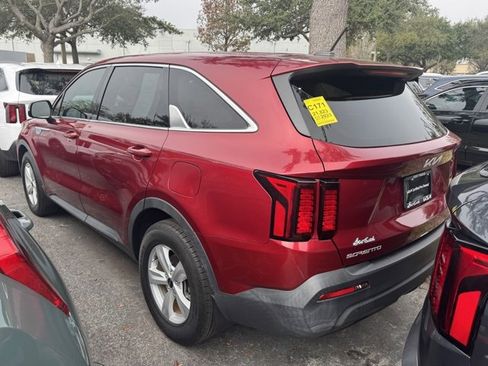 Used 2023 Kia Sorento LX image 2