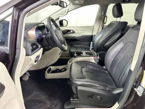 Used 2018 Chrysler Pacifica Touring-L Plus w/ Advanced Safetytec Group image 11