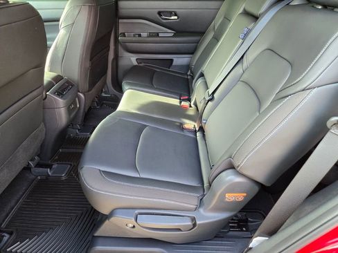 Certified 2024 Nissan Pathfinder SL image 8