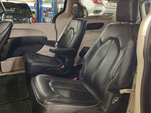 Used 2019 Chrysler Pacifica Limited image 22