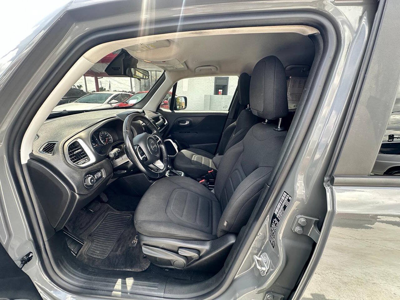 Used 2020 Jeep Renegade Latitude w/ Cold Weather Group AWD/4WD image 9