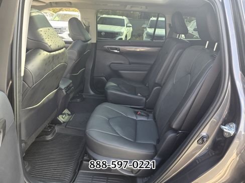 Used 2025 Toyota Highlander Platinum image 11