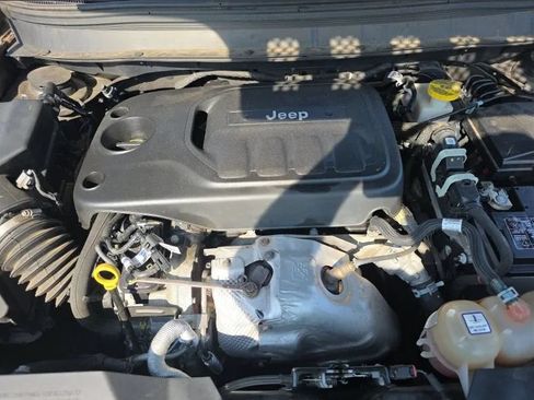 Used 2019 Jeep Cherokee Limited AWD/4WD image 3