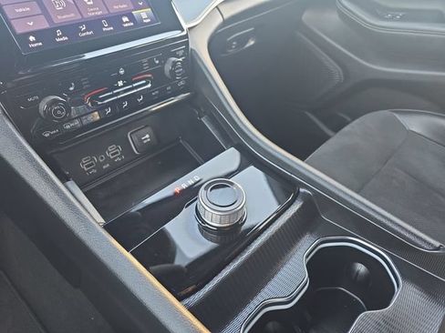Used 2024 Jeep Grand Cherokee Altitude AWD/4WD image 25