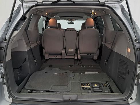 Used 2015 Toyota Sienna XLE image 17