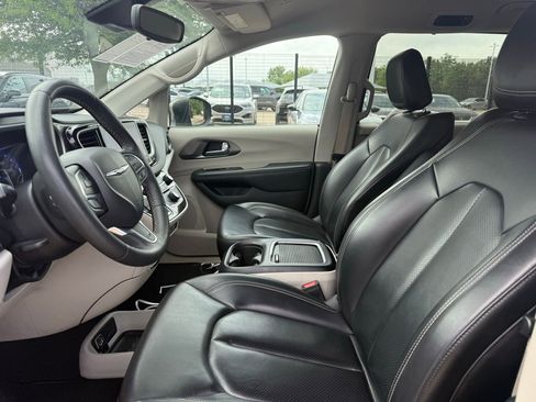 Used 2023 Chrysler Pacifica Touring-L FWD image 12