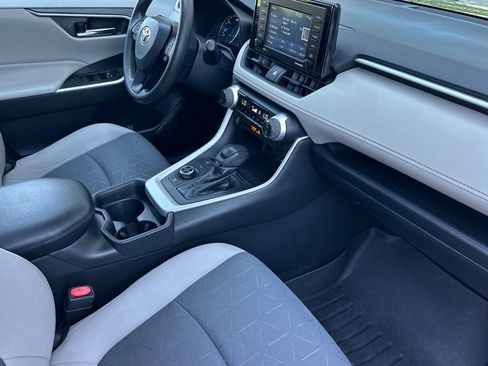Certified 2020 Toyota RAV4 XLE w/ Convenience Package AWD/4WD image 16