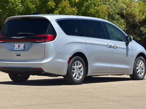 Used 2023 Chrysler Pacifica Touring-L FWD image 4