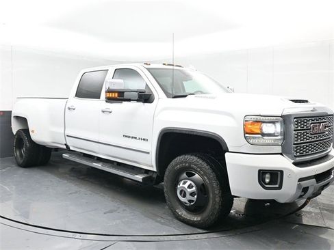 Used 2018 GMC Sierra 3500 Denali w/ Duramax Plus Package image 4