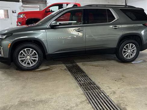 Used 2022 Chevrolet Traverse LT image 3