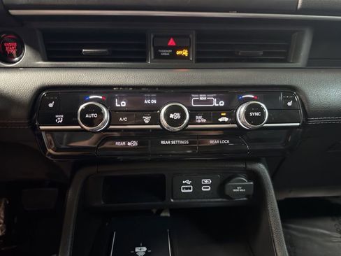 Used 2023 Honda Pilot Touring image 12