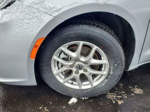 Certified 2024 Chrysler Pacifica Touring-L image 4