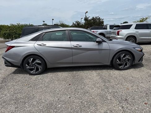 Used 2025 Hyundai Elantra Limited FWD image 10