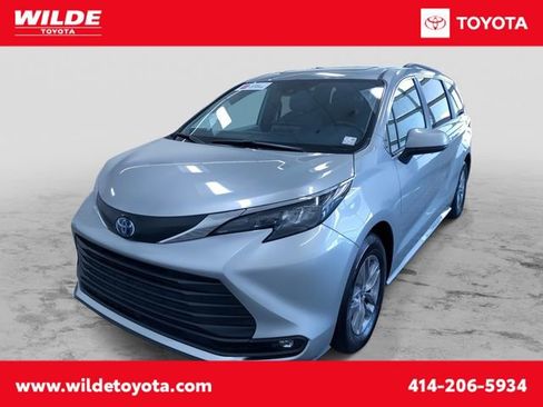Certified 2025 Toyota Sienna XLE image 1