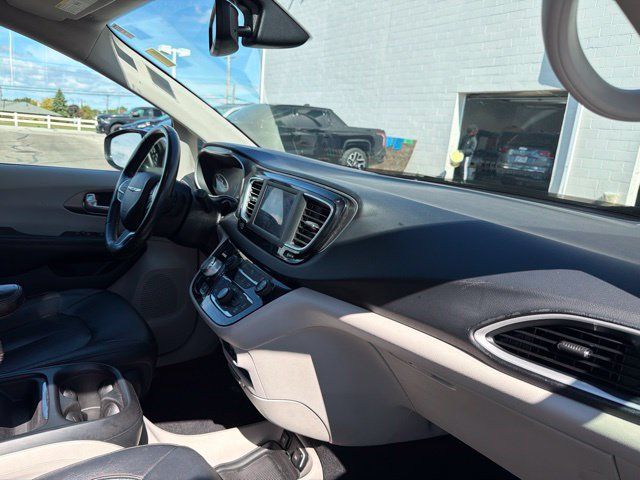 Used 2020 Chrysler Pacifica Touring-L FWD image 22