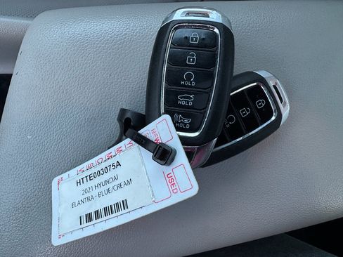 Used 2021 Hyundai Elantra Limited image 33