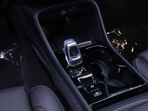 Certified 2024 Volvo XC40 B5 Plus w/ Protection Package Premier image 17