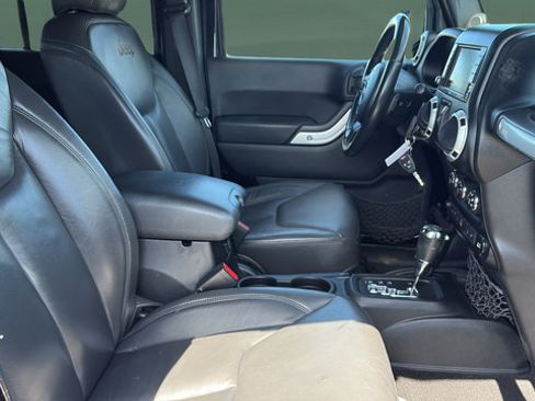 Used 2014 Jeep Wrangler Unlimited Sahara w/ Dual Top Group AWD/4WD image 29