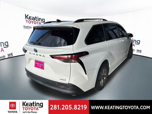 Used 2021 Toyota Sienna LE image 3