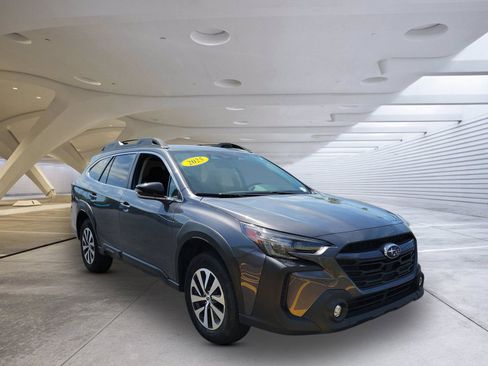 Used 2025 Subaru Outback Premium AWD/4WD image 1