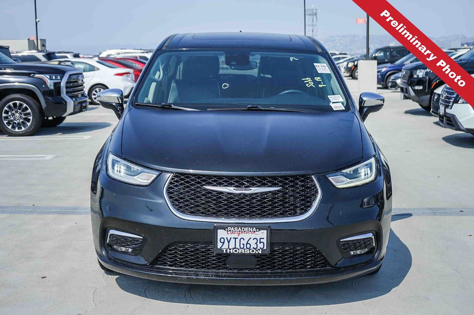 Used 2023 Chrysler Pacifica Limited FWD image 2